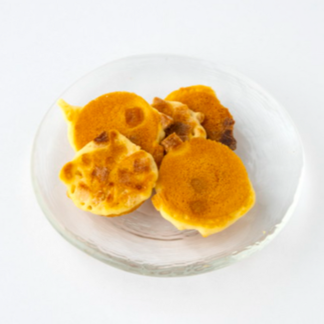 Rice flour and coconut bite-sized crackers